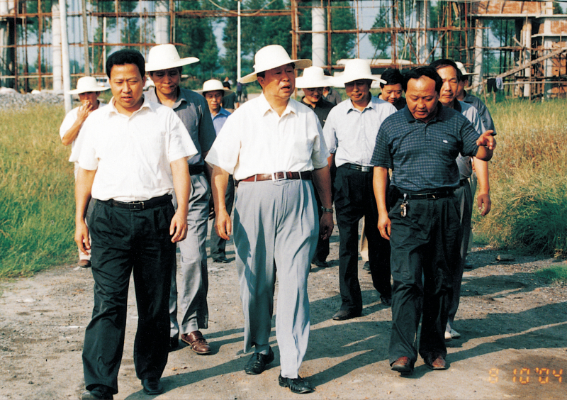 2004年8月10日，省政協主席王生鐵在市委書記劉雪榮的陪同下視察聚丙烯工程建設