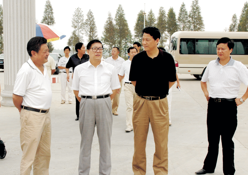  2006年9月1日，湖北省委常委、統戰部部長蘇曉云蒞臨我公司考察，張嗣義書記陪同