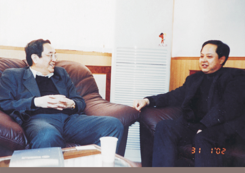 2002年1月31日，中央政治局委員、湖北省委書記俞正聲在省委辦公室親切接見舒心先生 